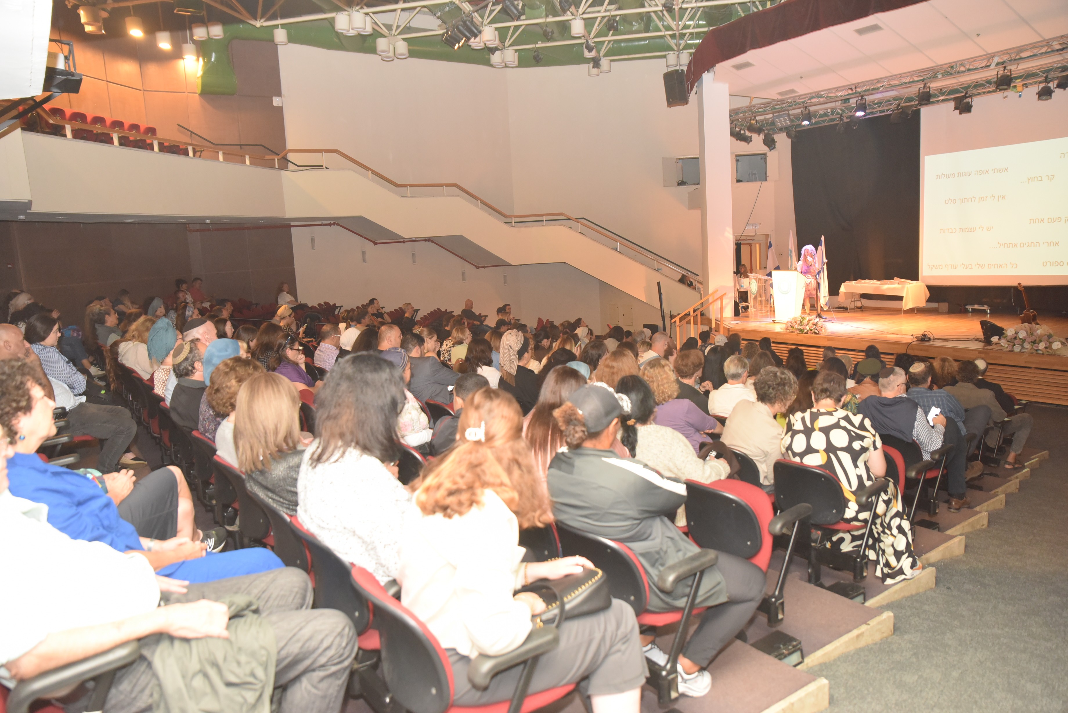 אנשים באולם התרבות במכללה בטקס