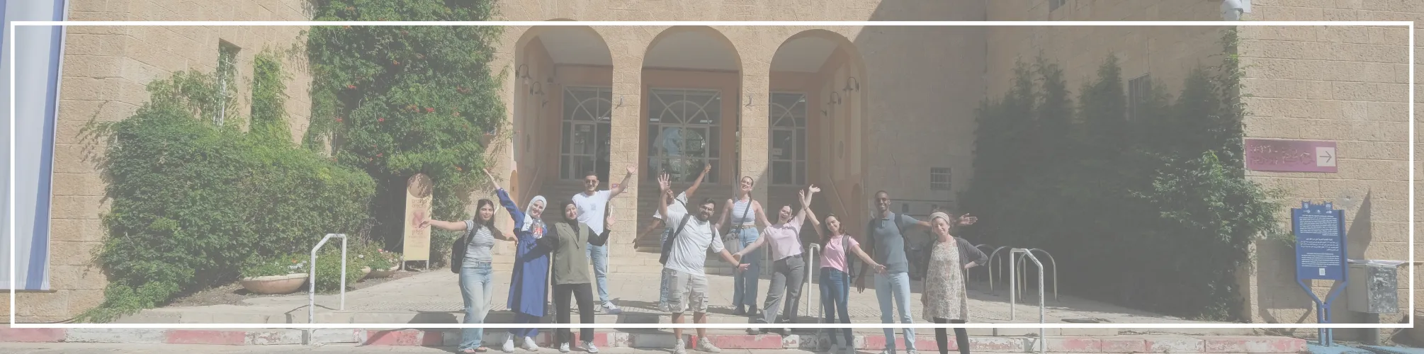 סטודנטים של המכללה מנופפים בידיהם בחזית המכללה