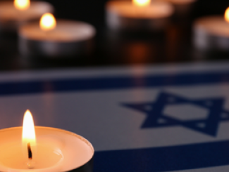 נרות זיכרון על רקע דגל ישראל