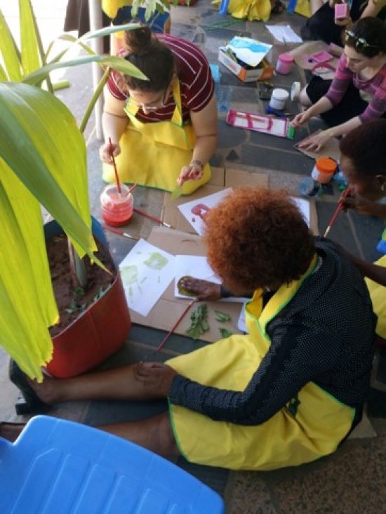 יצירה משותפת של מורה מבית הספר וסטודנטית מהמשלחת