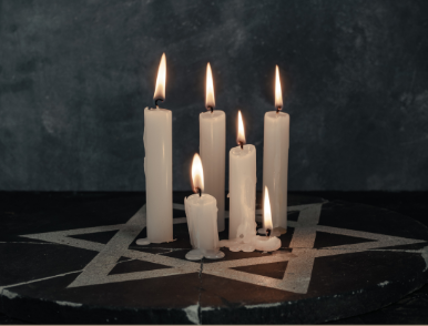 נרות במרכז מגן דוד על רקע אפור