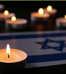 נרות זיכרון על רקע דגל ישראל