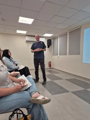 איש עומד ומרצה