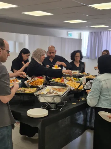 אוכלים ארוחת בוקר