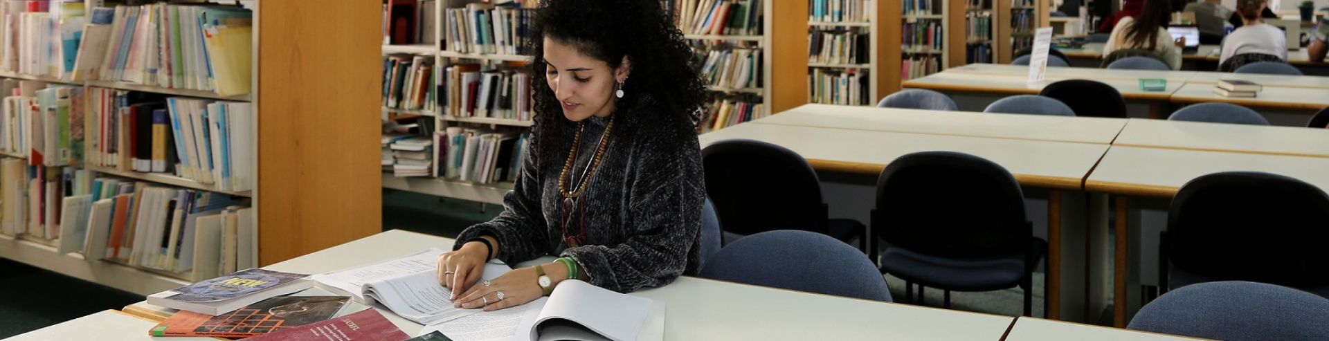 סטודנטית בספרייה