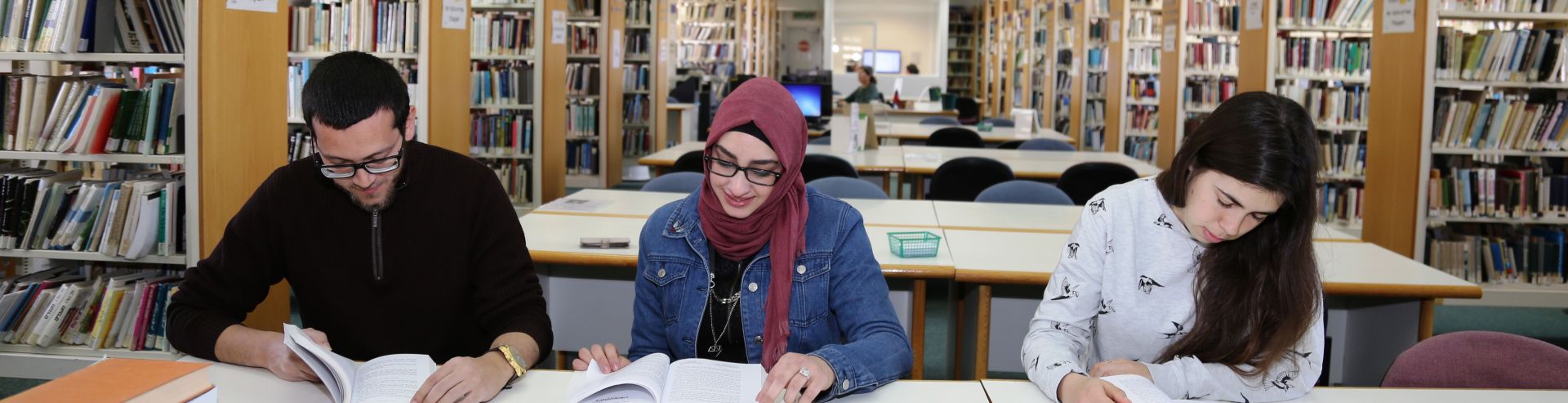 סטודנטים לומדים